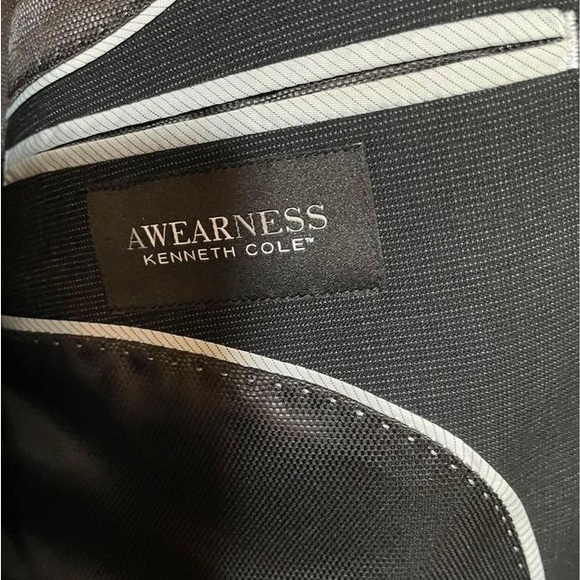 Two sets of Kenneth Cole awareness suits - Picture 5 of 7